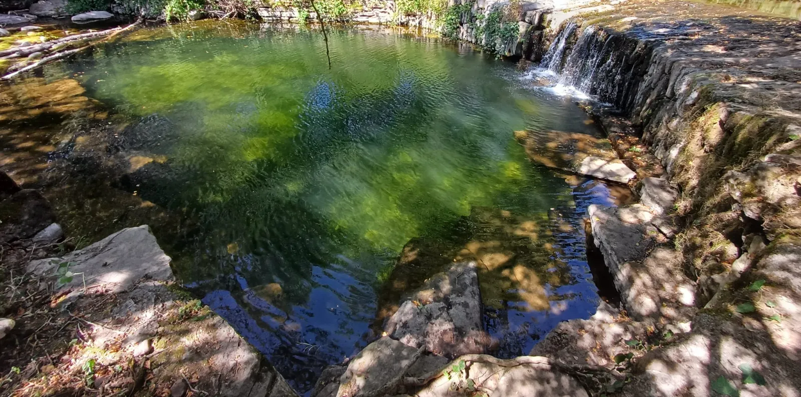 La rivière et son bassin naturel en contrebas du mas